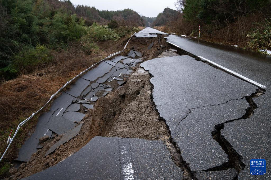 1月2日，在日本石川縣羽咋郡，道路被地震損壞。.jpg