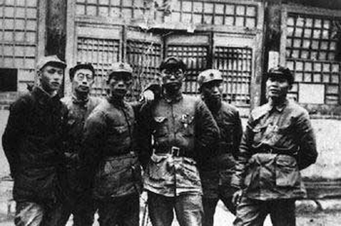 羅榮桓擔任軍委后方政治部主任時，與譚政等合影.jpg